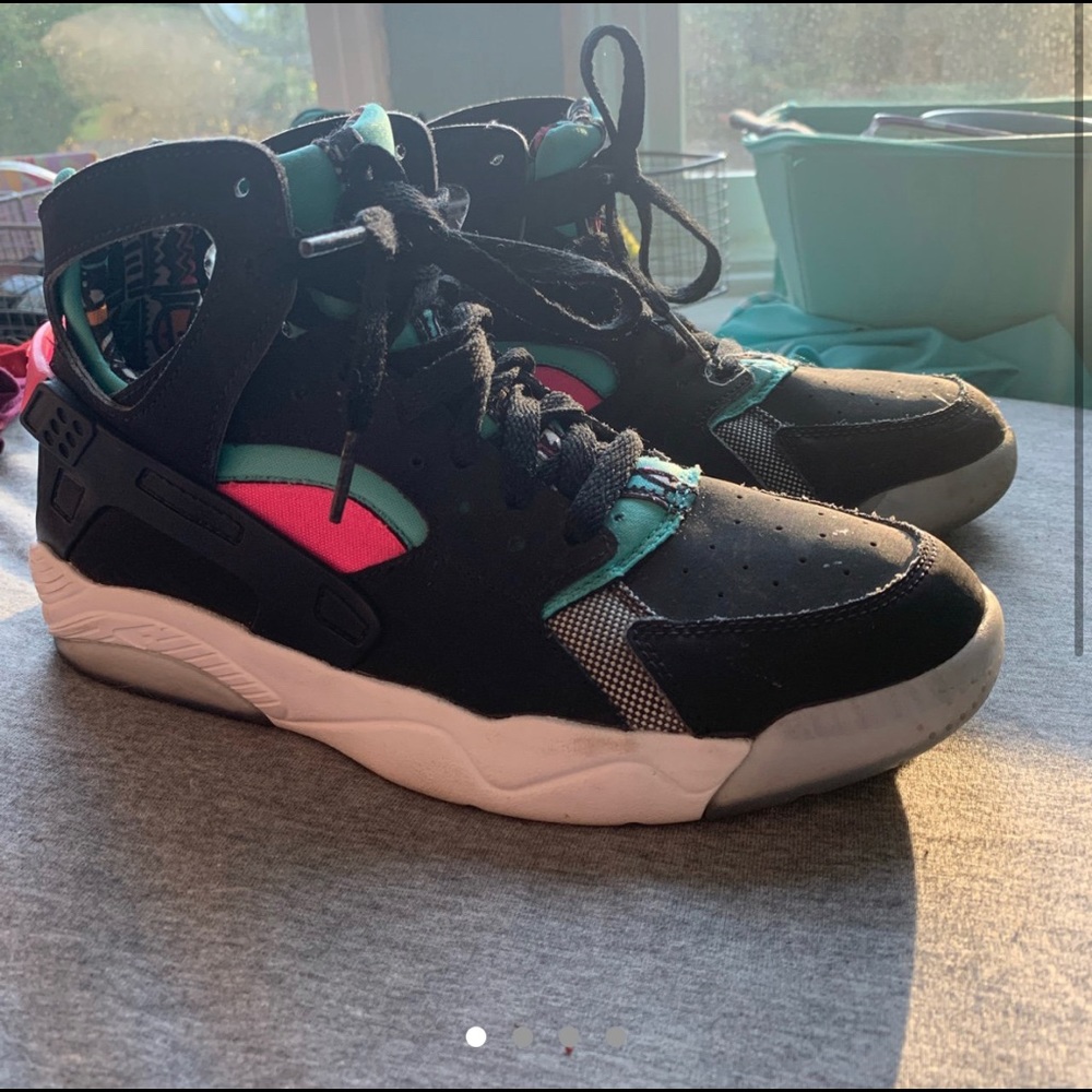 BARELY USED NIKE HURACHE SNEAKERS